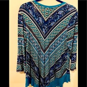 Very pretty Teal Mandela pattern Top XL